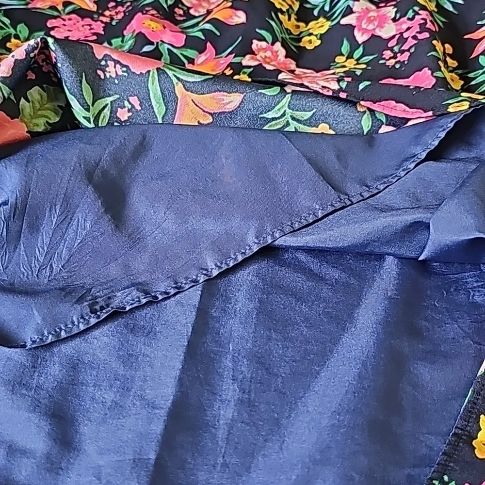 J.Crew women's sleevless top.‎ Beautiful colors completely lined. Size medium. - Picture 9 of 12